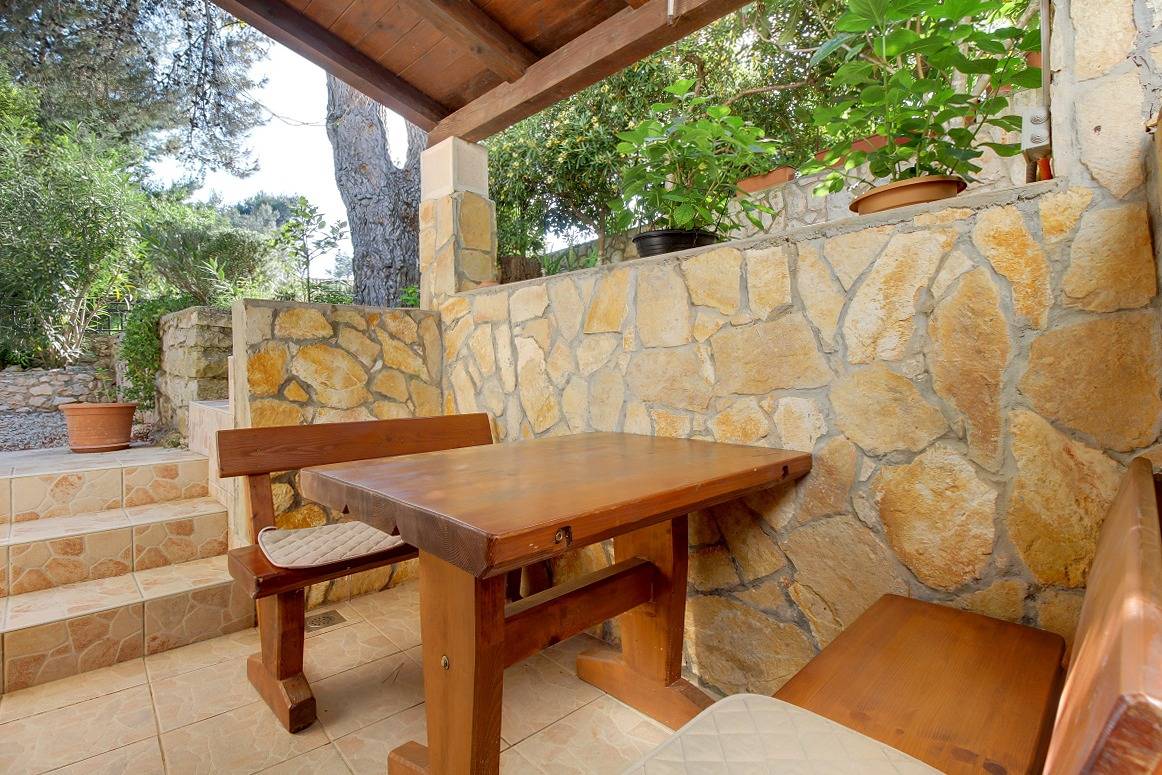 Ganze Wohnung, 1-Zimmer-Ferienwohnung mit Terrasse Artatore, Losinj A-8087-a in Aratore, Kvarner Inseln