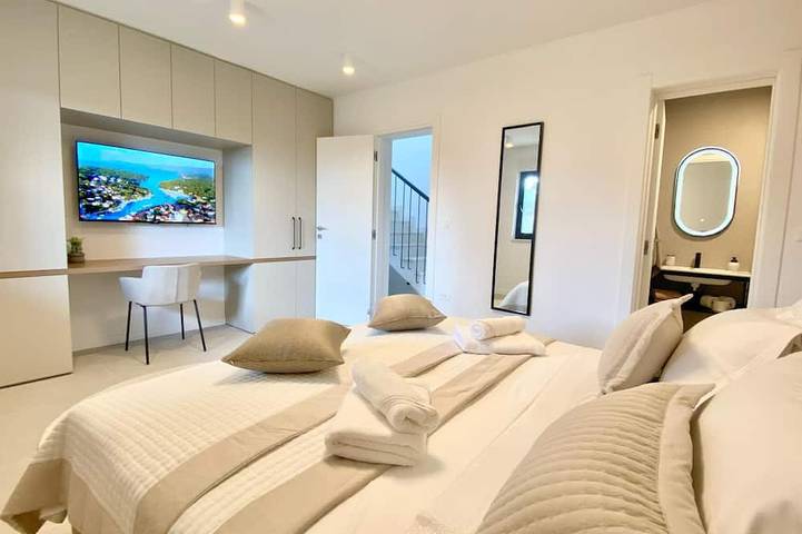 Luxurious and secluded Villa near Split- heated infinity pool with massage jets in Podstrana, Split-Dalmatien
