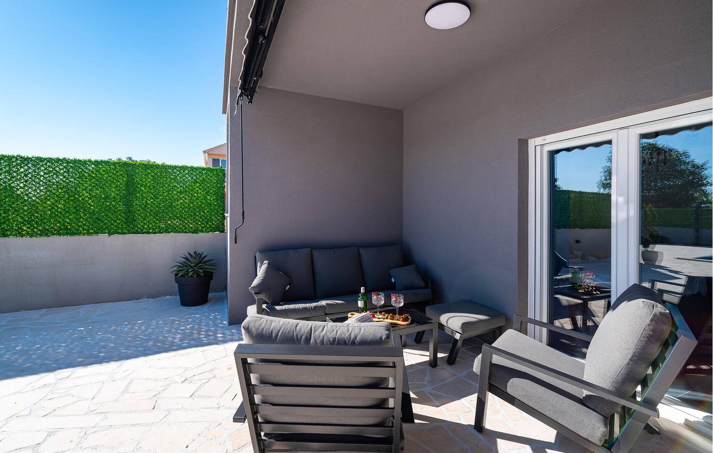 Ganze Ferienwohnung, Geräumiges Apartment mit 2 Schlafzimmern, Pool, WLAN und Parkplatz in Grad Benkovac, Zadar