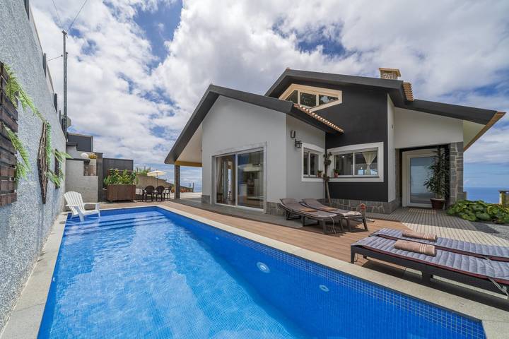 Location de vacances pour 4 personnes, avec terrasse et piscine dans Arco da Calheta - 3
