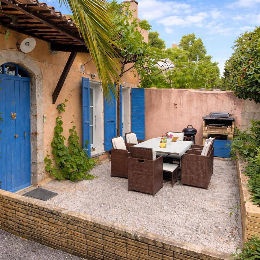 Aux 2 Cèdres in L'Escale (Alpes-de-Haute-Provence), Région de Forcalquier