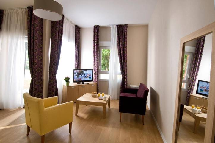 Location de vacances pour 2 personnes, avec vue ainsi que piscine et jardin, animaux acceptés à Montrond-les-Bains - 2