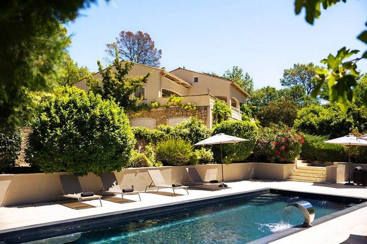 Location de vacances pour 14 personnes, avec terrasse ainsi que jardin et piscine à Tourrettes - 4