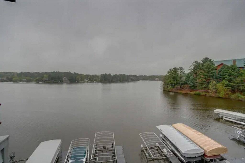 Ganze Wohnung, Lakefront Penthouse Fully Upgraded Panoramic Views Boat Slip Indoor Outdoor Pool in Lake Delton, Sauk County