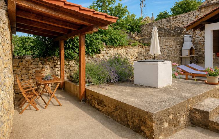 Gemütliche 1-Zimmer-Wohnung mit Pool, WLAN und Terrasse – 1 km bis zur Küste in Novigradsko More, Zadar