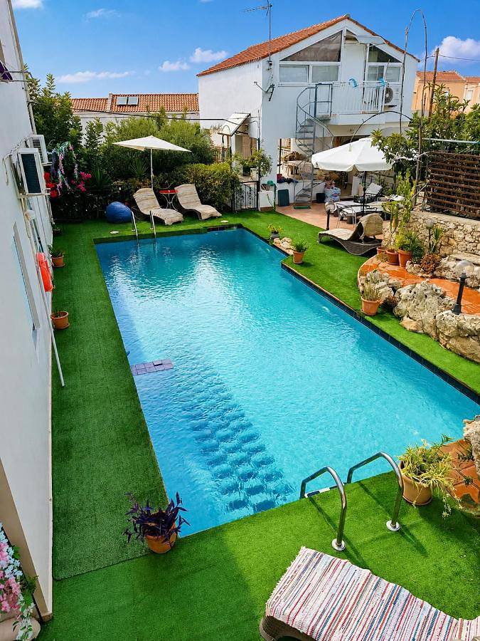 Maison d’hôte pour 2 personnes, avec Balcon et Terrasse ainsi que Jardin et Piscine
