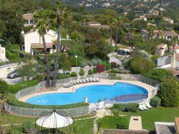 Location de vacances pour 8 personnes, avec terrasse ainsi que jardin et bassin pour enfant à La Londe-les-Maures