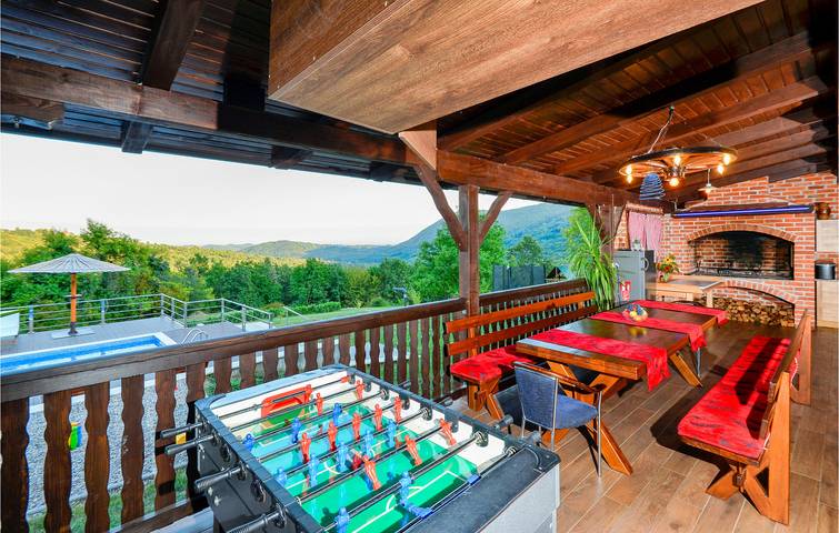 Gemütliche 2-Zimmer-Wohnung mit Pool, Terrasse und WLAN in Naturpark Sichelgebirge und die Samobor-Berge