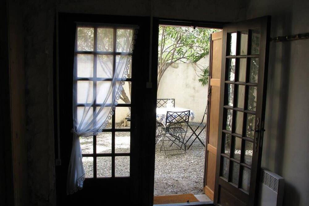 Appartement entier, Charmante maison en pierre dans Hillside Village avec calme, cour privée in Paziols, Côte méditerranéenne (France)