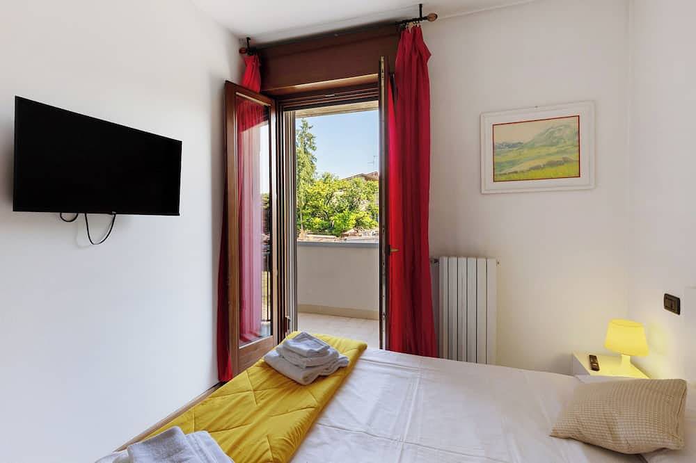 Entire apartment, Apartment 'Athena' with Private Garden, Wi-Fi and Air Conditioning in Castelnuovo del Garda, Garda Mountains