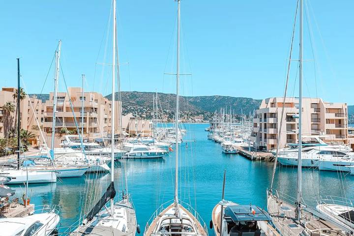Gîte pour 6 personnes, avec Balcon et Terrasse ainsi que Piscine et Vue dans Port de Bormes les Mimosas