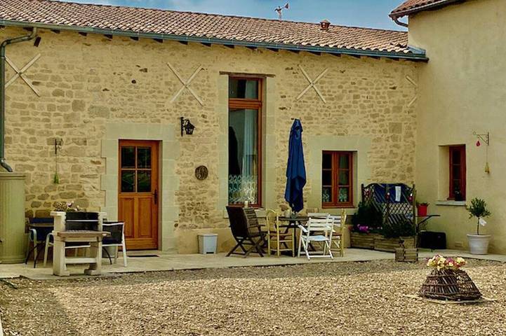Gîte pour 6 personnes, avec jardin et terrasse, animaux acceptés à Berrie