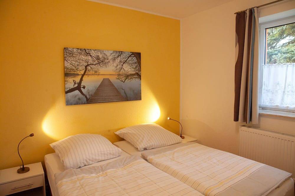 Ganze Wohnung, Moderne Ferienwohnung 250 m  bis zum See, Südterrasse und Grill, voll umzäunt. in Fleeth, Mirow