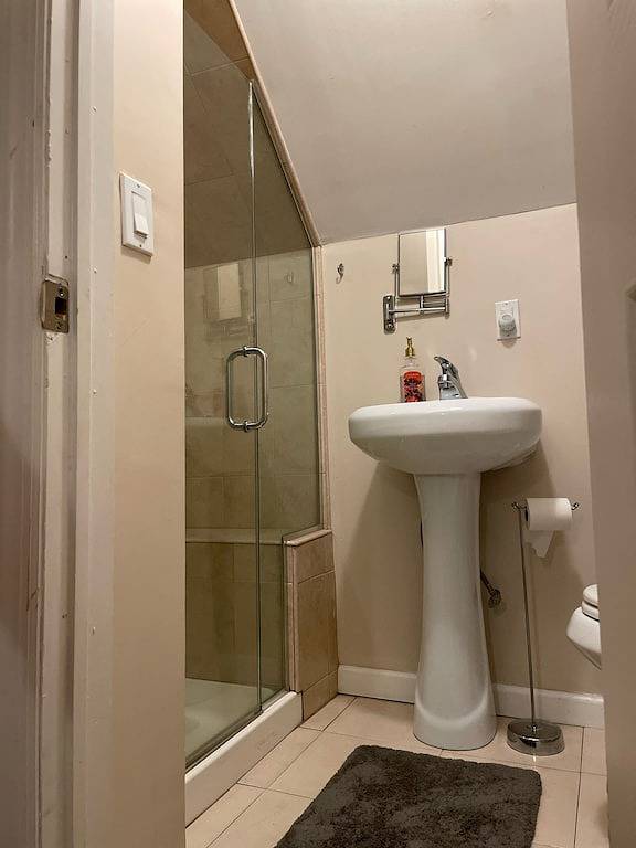 Ganze Wohnung, Verstecktes Juwel / mit privatem Balkon und Hof * 15minjfk * in Nassau County