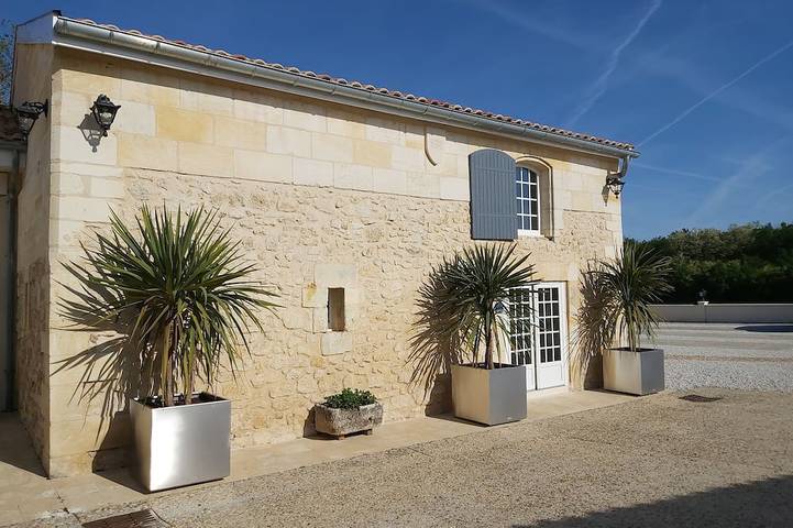 Gîte pour 6 personnes, avec jardin à Villegouge