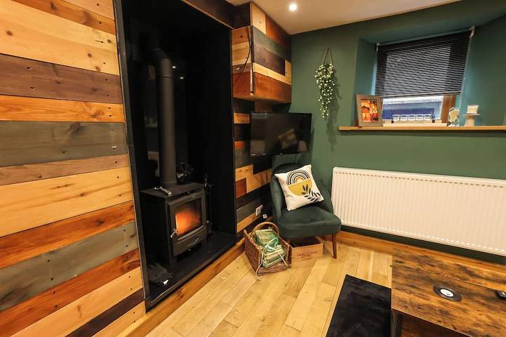 Holiday rental for 6 people, with garden in Castleton