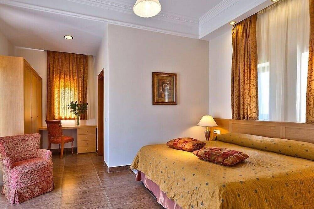 Platanias Villa, 4 Bd, 4 Ba, pool, 800m from sand in Platanias, Chania region