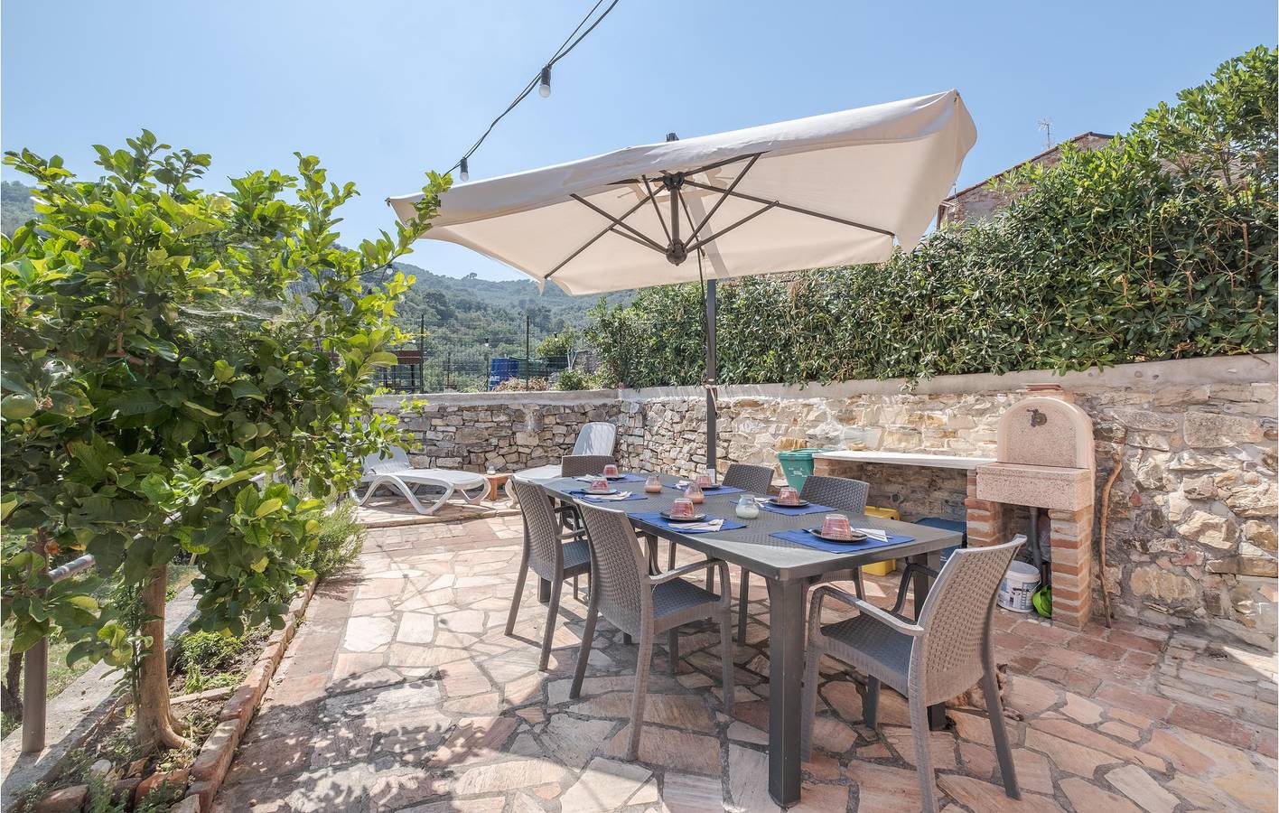 Gemütliches Apartment bei Torrente Egua mit WiFi & Küche in Borgo d'Oneglia, Imperia