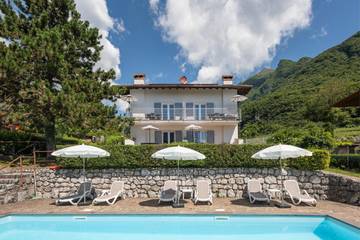Location de vacances pour 6 personnes, avec vue sur le lac et jardin ainsi que vue et piscine à Villa del Monte