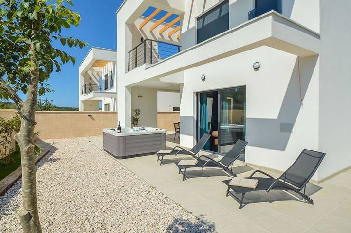 Villa for 6 people, with hot tub and garden, with pets in Tisno