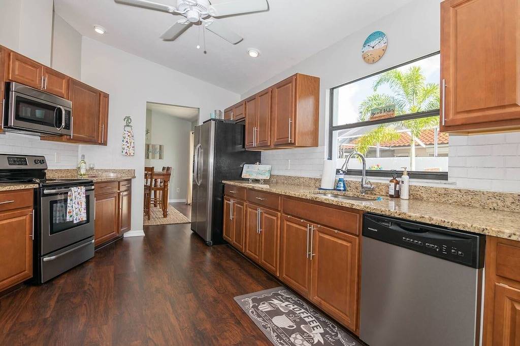 *Beachy Keen -Spend Your Vacation in Paradise at this Pet Friendly Single Family Heated Pool Home - 3 Miles to the Beach!* in Bonita Springs, Southwest Florida