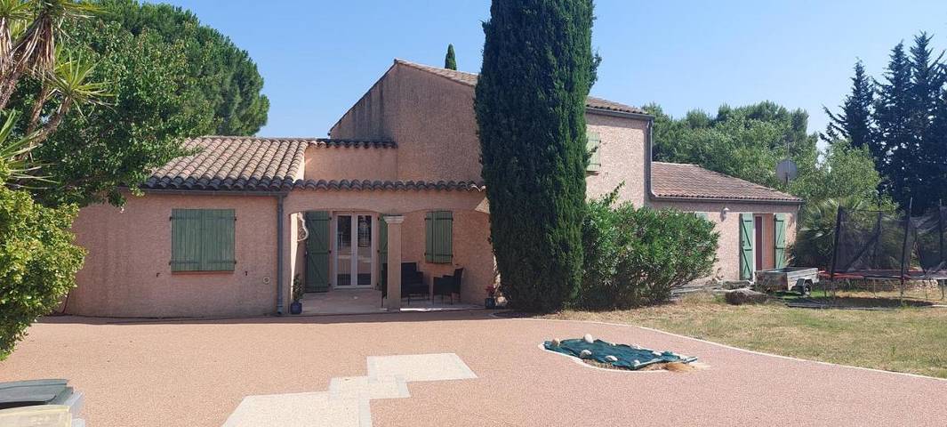 Location de vacances pour 7 personnes, avec Terrasse ainsi que Jardin et Piscine à Nizas