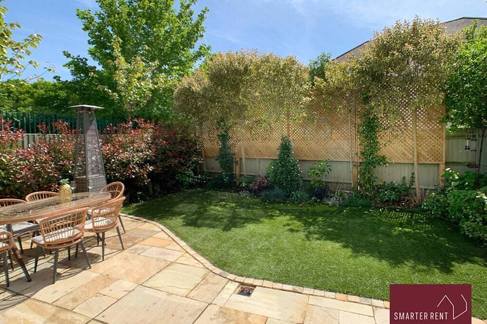 Chobham - Parking, Garden, Gated in Woking, Surrey