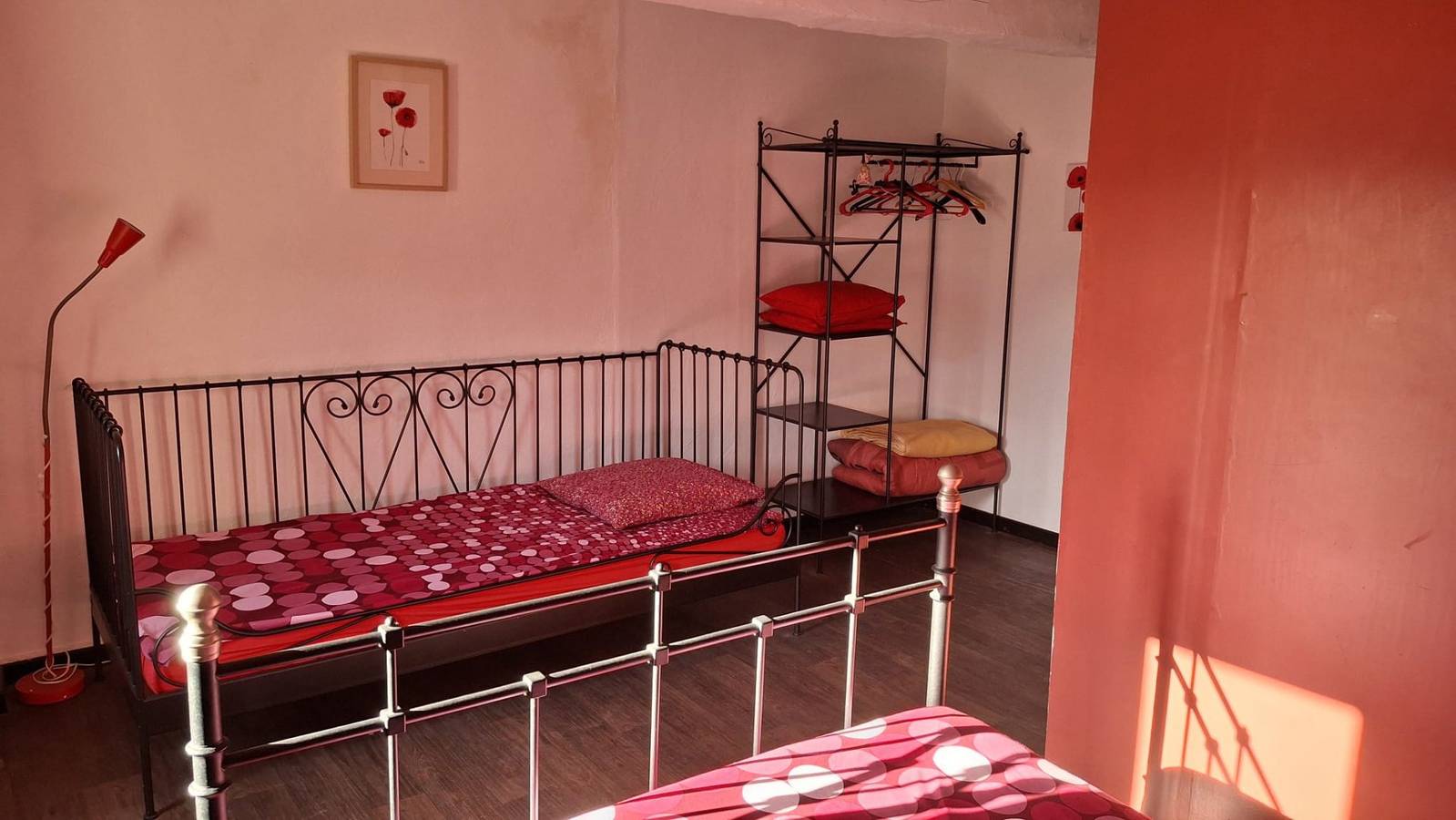 Room 'Coquelicot' with Mountain View, Shared Terrace and Wi-Fi in Montbrun-les-Bains, Nyons region
