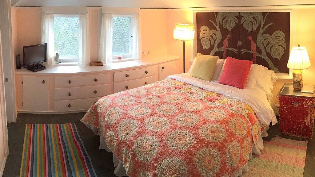 Inhabit Ein Hobbit-Haus! in Charlevoix, Charlevoix County