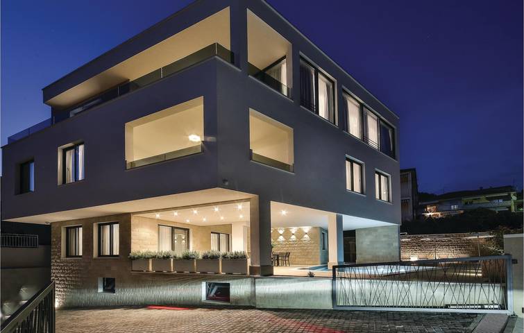 Cozy Sea View Apartment with Pool, Terrace & Kitchen Near the Beach in Trogir, Ciovo