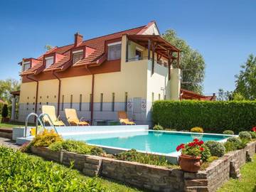 Ferienwohnung für 4 Personen, mit Garten und Seeblick sowie Terrasse und Pool in Balatonmariafürdö