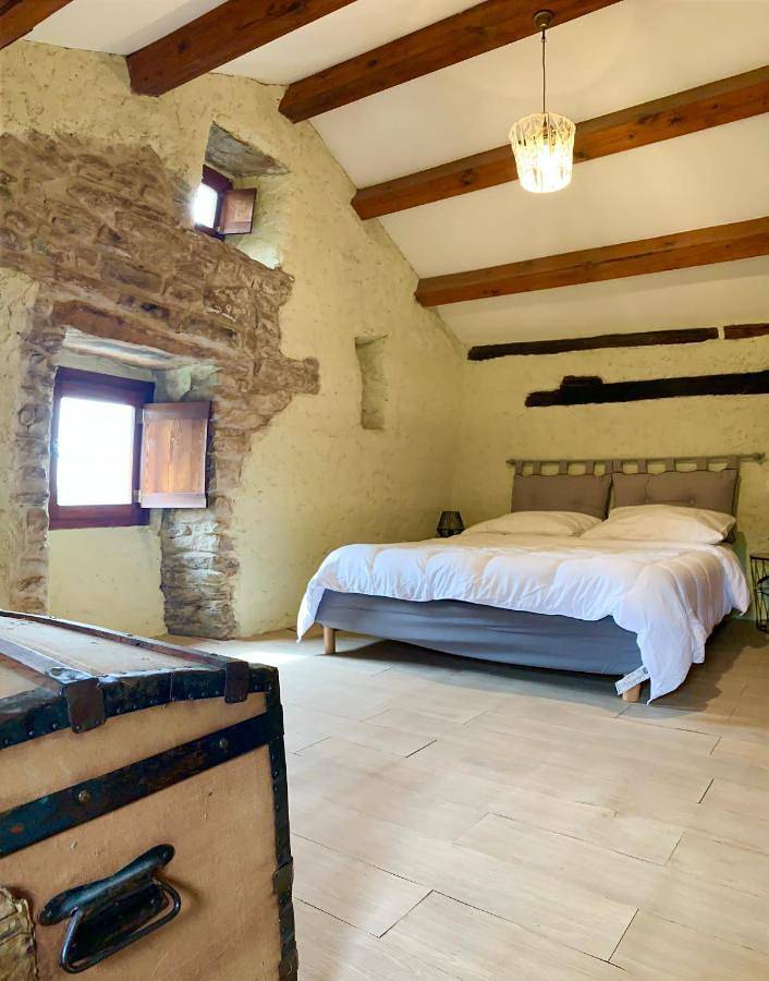 Location de vacances pour 6 personnes, avec vue et jardin à Aujac - 4