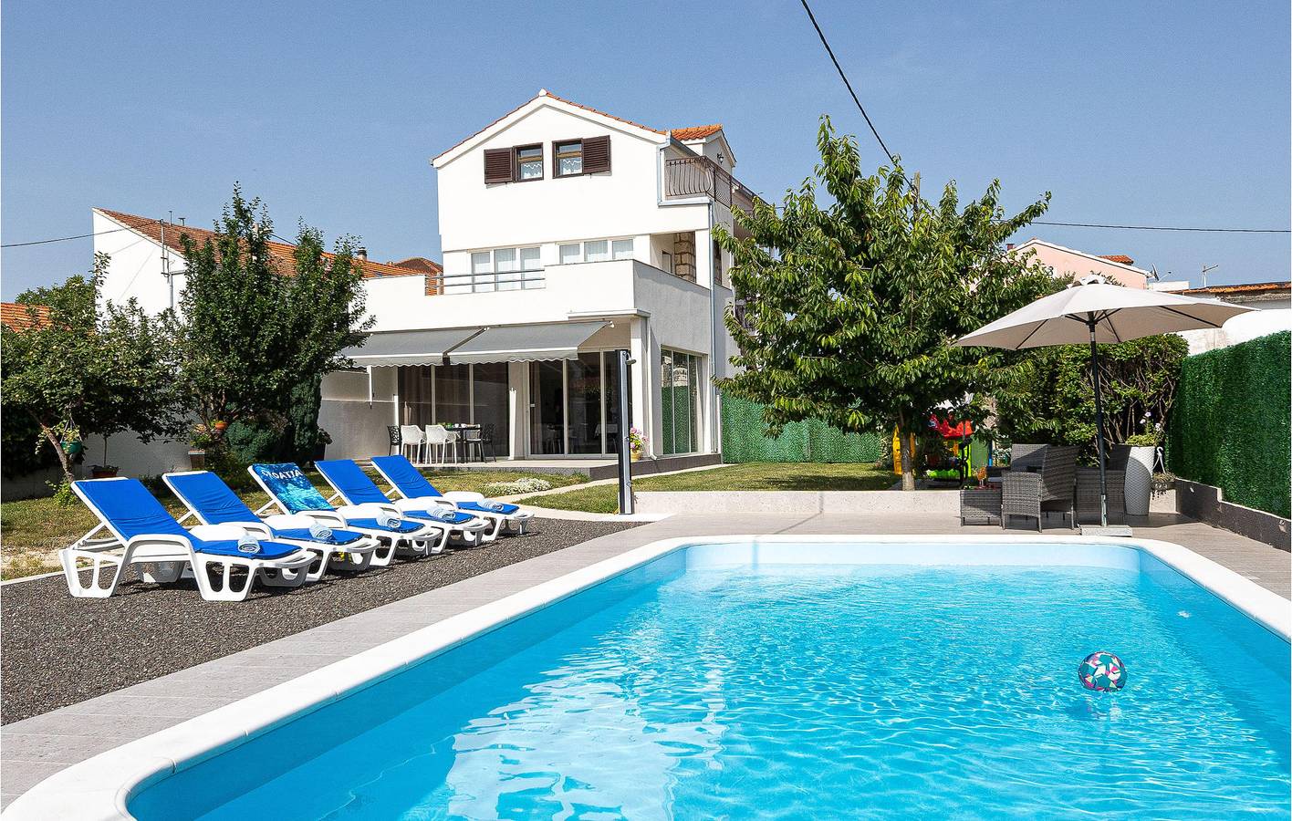 Charmantes Apartment, 2 km von Dugopolje entfernt: Apartment am Pool mit Terrasse und Parkplatz in Dugopolje, Dalmatinisches Zagora