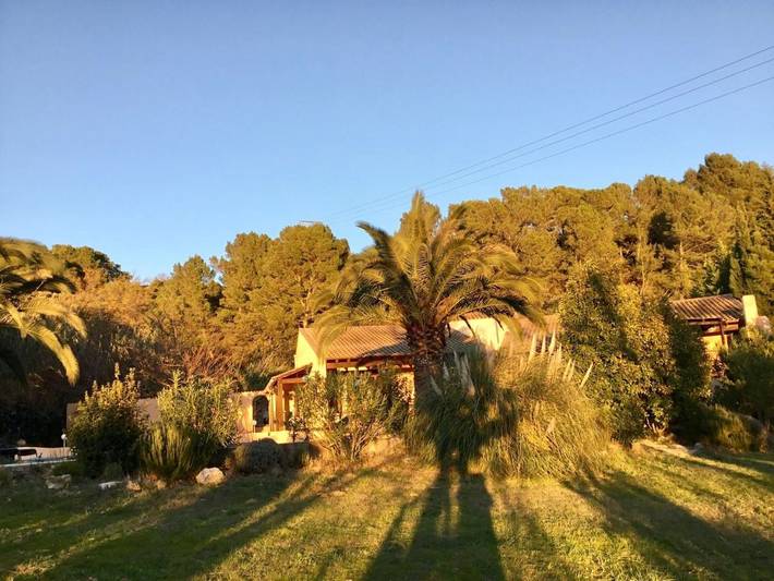Chambre d’hôte pour 2 personnes, avec jardin ainsi que piscine et vue, adapté aux familles à Paraza