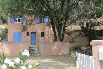 Location de vacances pour 6 personnes, avec terrasse et jardin à Entrecasteaux