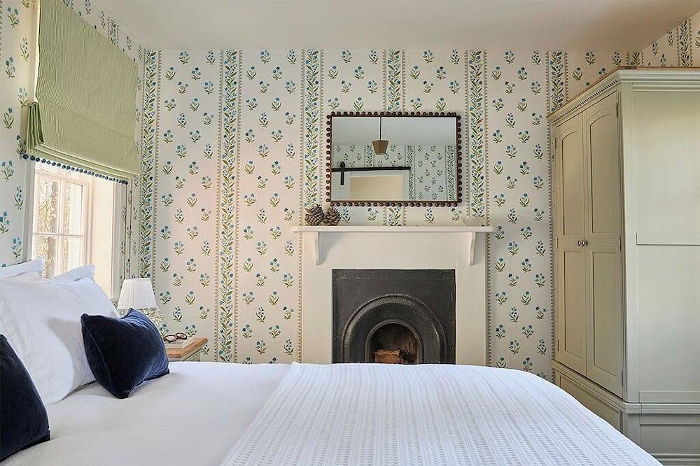 Cosgrove Cottage is nestled on the beautiful and secluded Langham Hall Estate in Langham (Colchester), Colchester