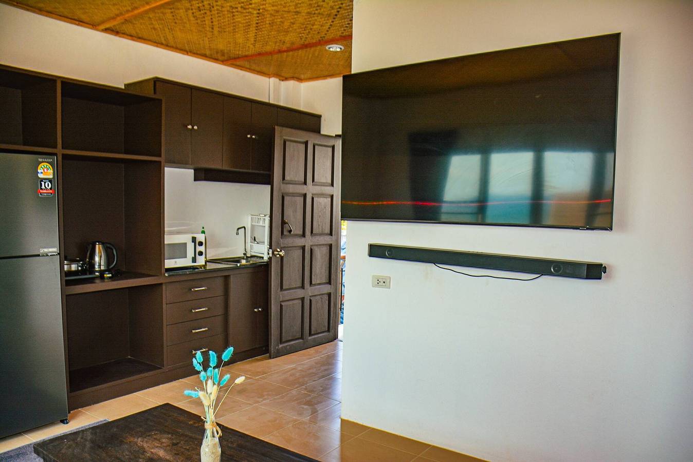 Apartamento entero, Retiro rústico moderno de 1 dormitorio con vistas al mar y coworking gratuito in Koh Phangan
