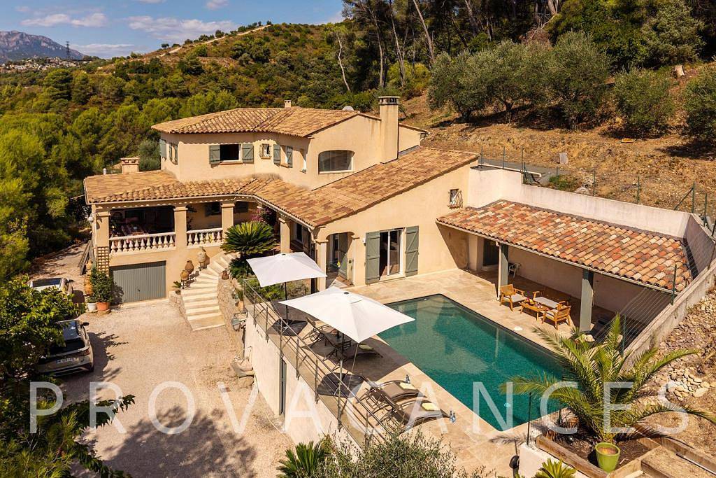 Holiday house with pool in Castagniers near Nice in Castagniers, Nice region