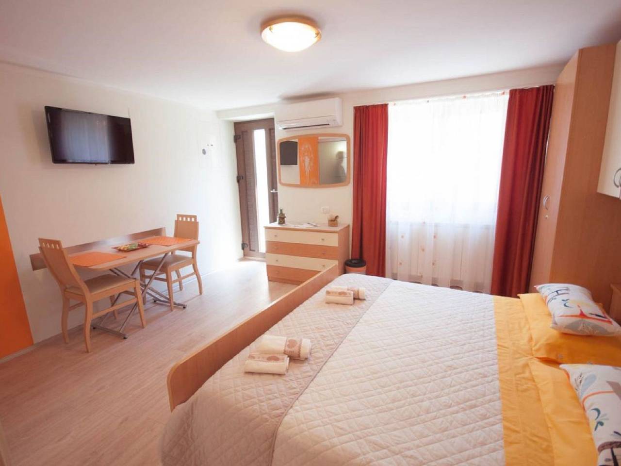 Ganze Wohnung, Studio "Dario" direkt am Strand in Novigrad, Umag und Umgebung