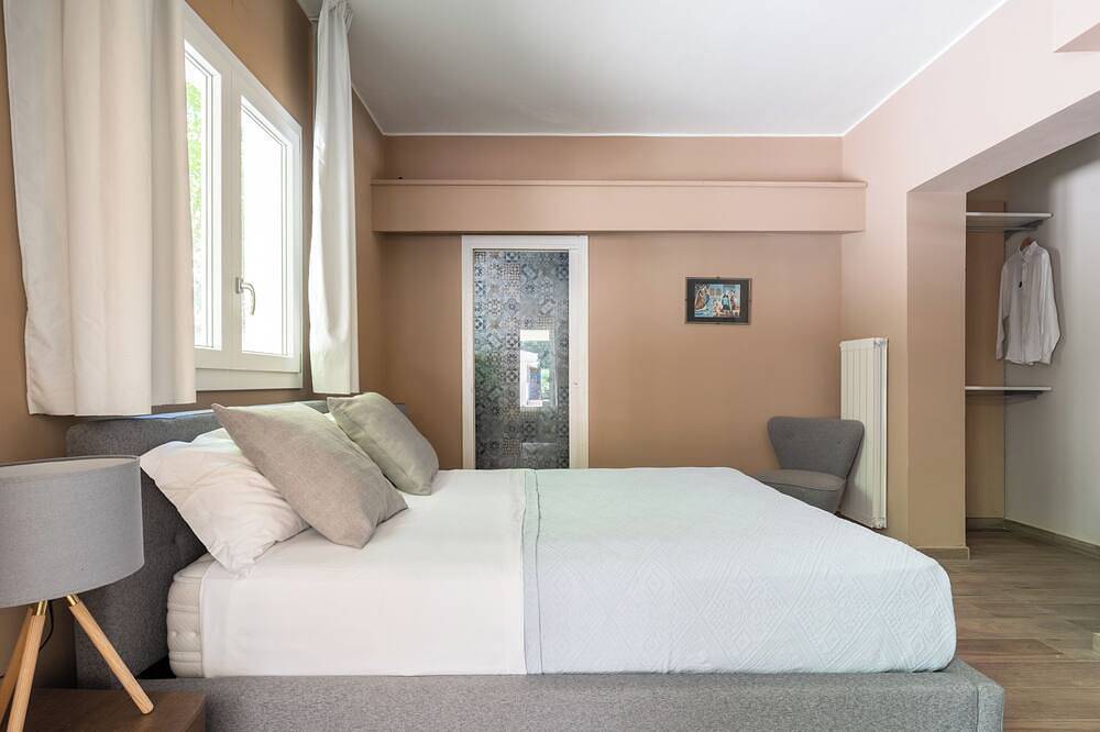 Villa surrounded by greenery with private pool, ideal for families and friends in Mondello, Palerme