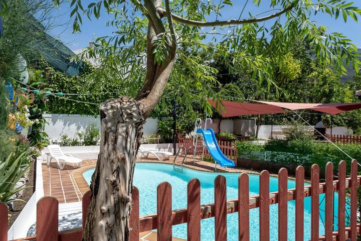 Apartamento para 10 personas, con piscina y vistas además de jardín y vistas al lago en Güejar Sierra