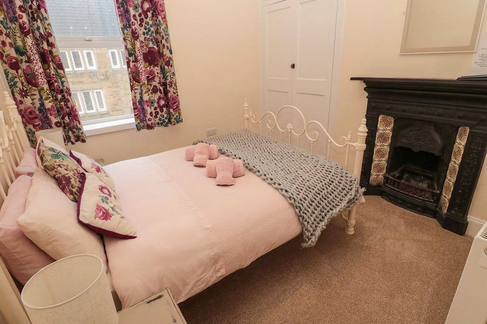 Coras House, pet friendly, character holiday cottage in Amble in Amble, Northumberland