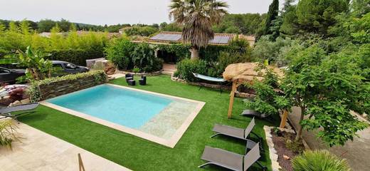 Location de vacances pour 8 personnes, avec piscine ainsi que jacuzzi et jardin à Trans-en-Provence