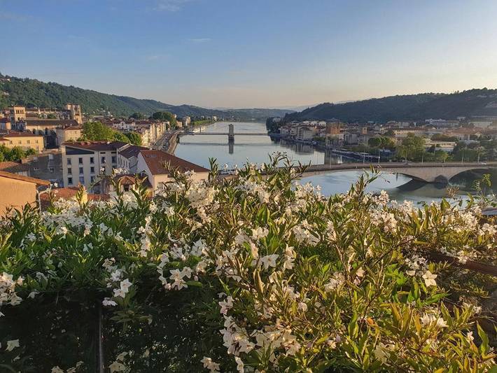 Gîte pour 2 personnes, avec Jacuzzi et Terrasse ainsi que Jardin et Vue à Vienne (Isère)