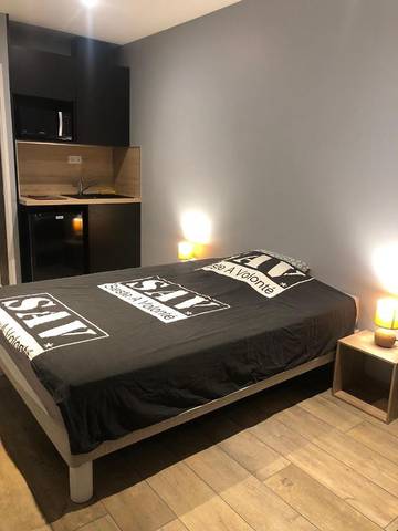 Gîte pour 2 personnes, avec jardin ainsi que vue et terrasse à Aurillac