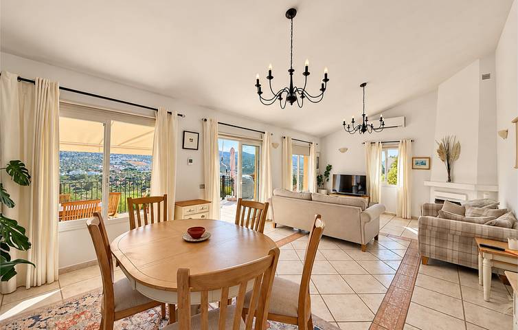 Spacious 150m² Apartment with Pool, WiFi, and Parking near Rio Salia in Viñuela, Málaga Province
