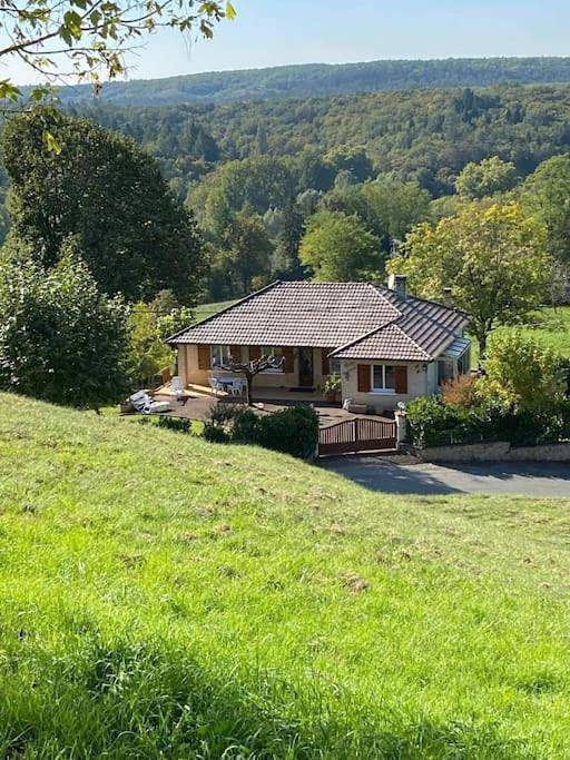 Location de vacances pour 8 personnes, avec Balcon et Terrasse ainsi que Jardin et Piscine à Beaumont-du-Périgord