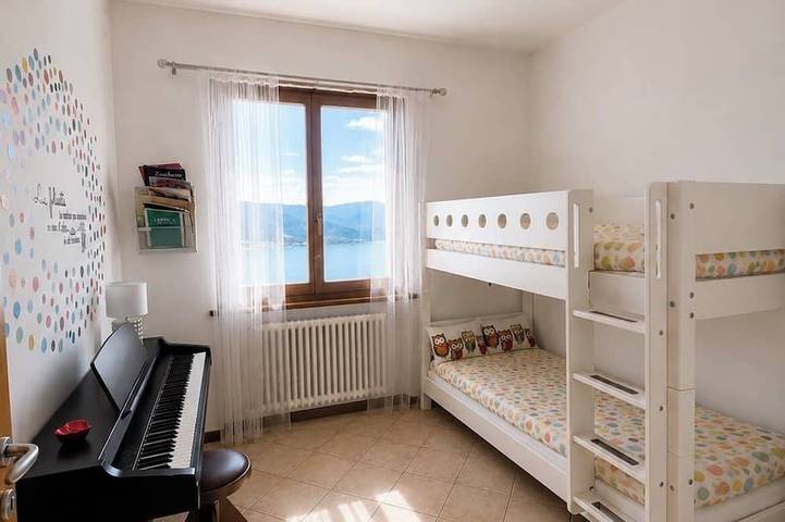 Cà Sulà, large detached house with garden and beautiful lake view in Campagnano (Lago Maggiore), Maccagno con Pino e Veddasca