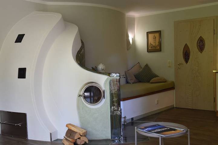 Ganze Wohnung, Ferienwohnung mit großem hellen Raum und Kachelofen in Frauenchiemsee, Chiemsee, Gemeinde