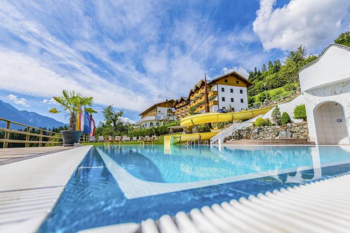 Hotel für 3 Personen, mit Balkon und Whirlpool sowie Terrasse und Garten